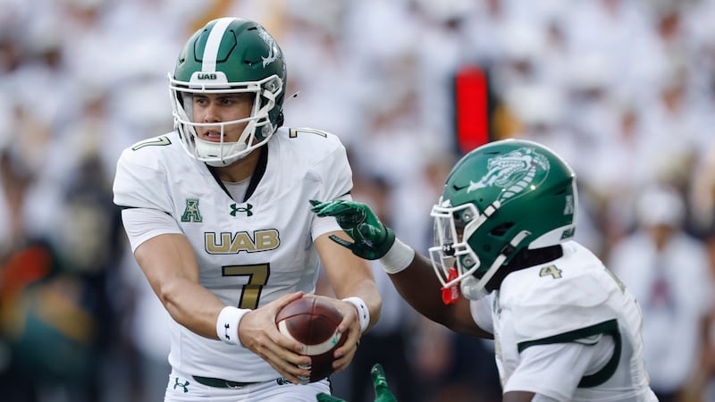 UAB quarterback Jalen Kitna (7) hands off to running back Jevon Jackson (4) during the second...