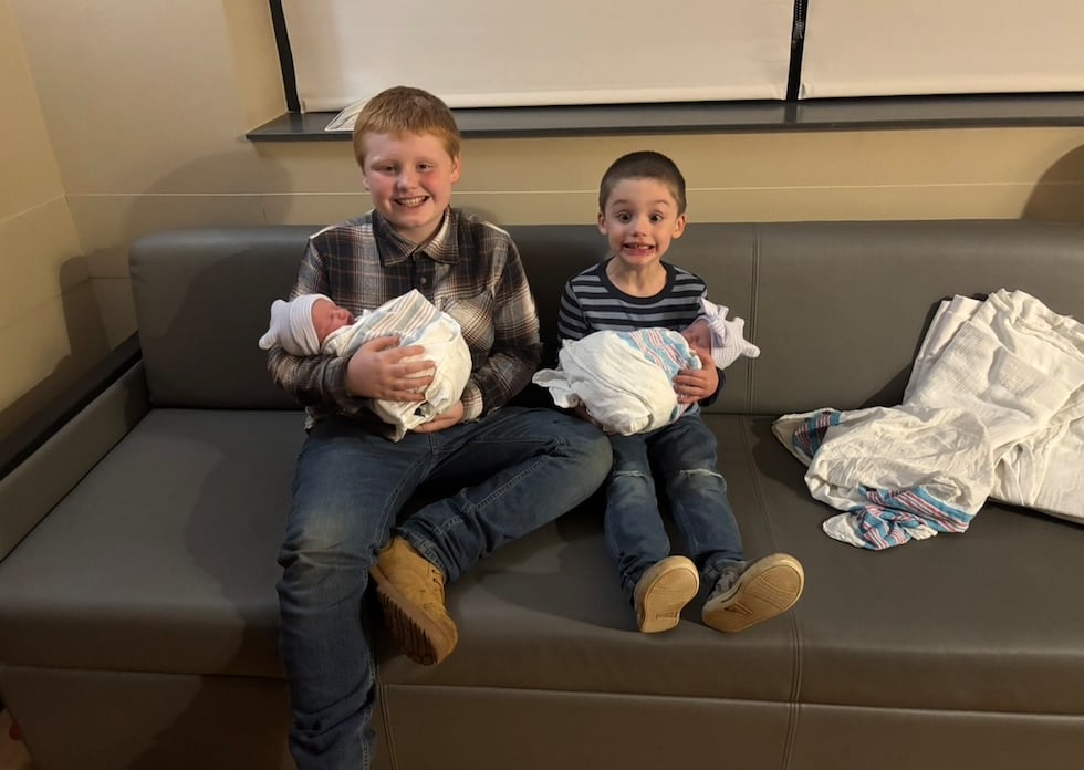 Argo police officer helps deliver twins at home in community
