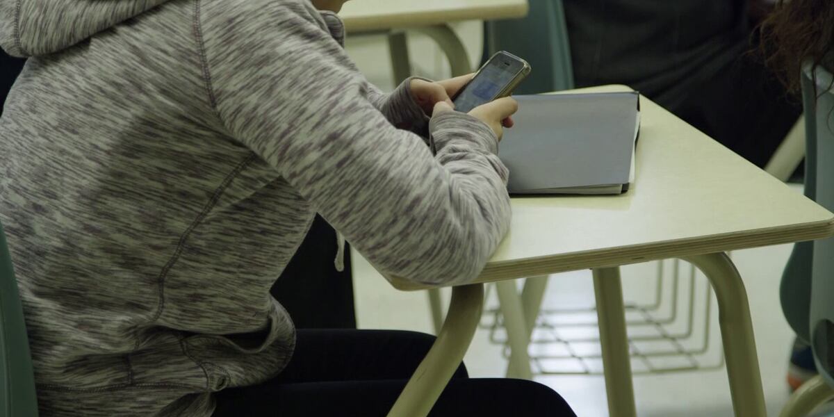 Senate bill bans cell phones during class in public schools in Alabama