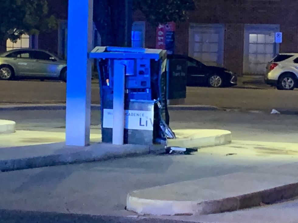 Bank security calls cops in attempted ATM theft